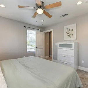  Holiday home Two-story Near Oak Park Brewing!
